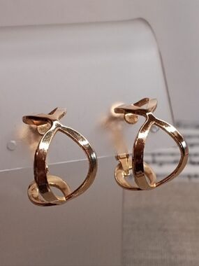 Mod Style Gold Tone Open Work Hoop Clip-On Earrings Vintage
